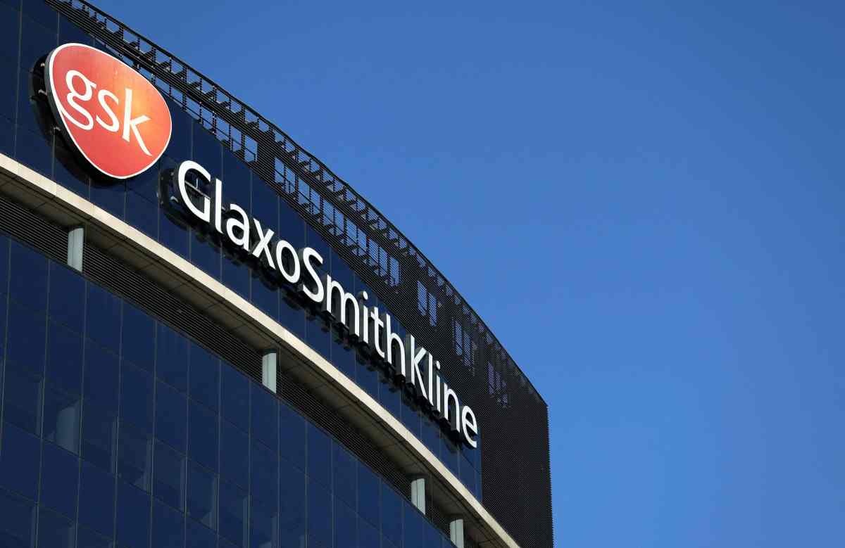 2022-03-25T205642Z_1_LYNXNPEI2O11U_RTROPTP_4_HEALTH-CORONAVIRUS-GSK-FDA (1)