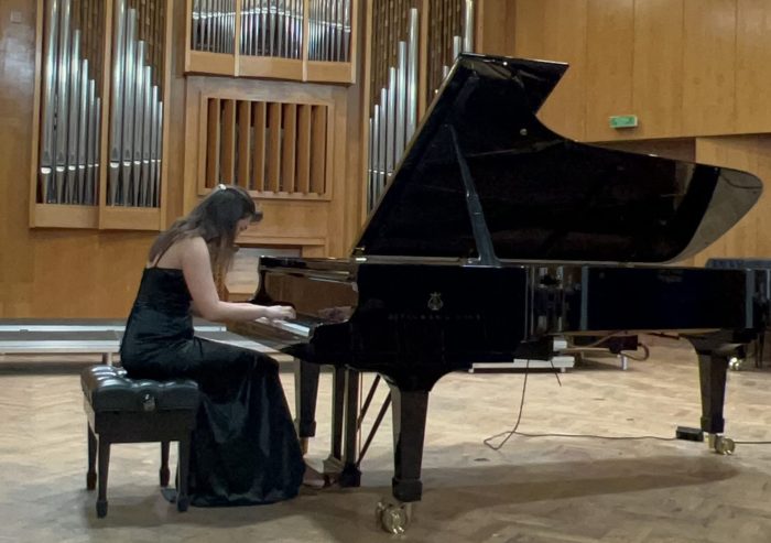 Garramone playing the piano in front of judges