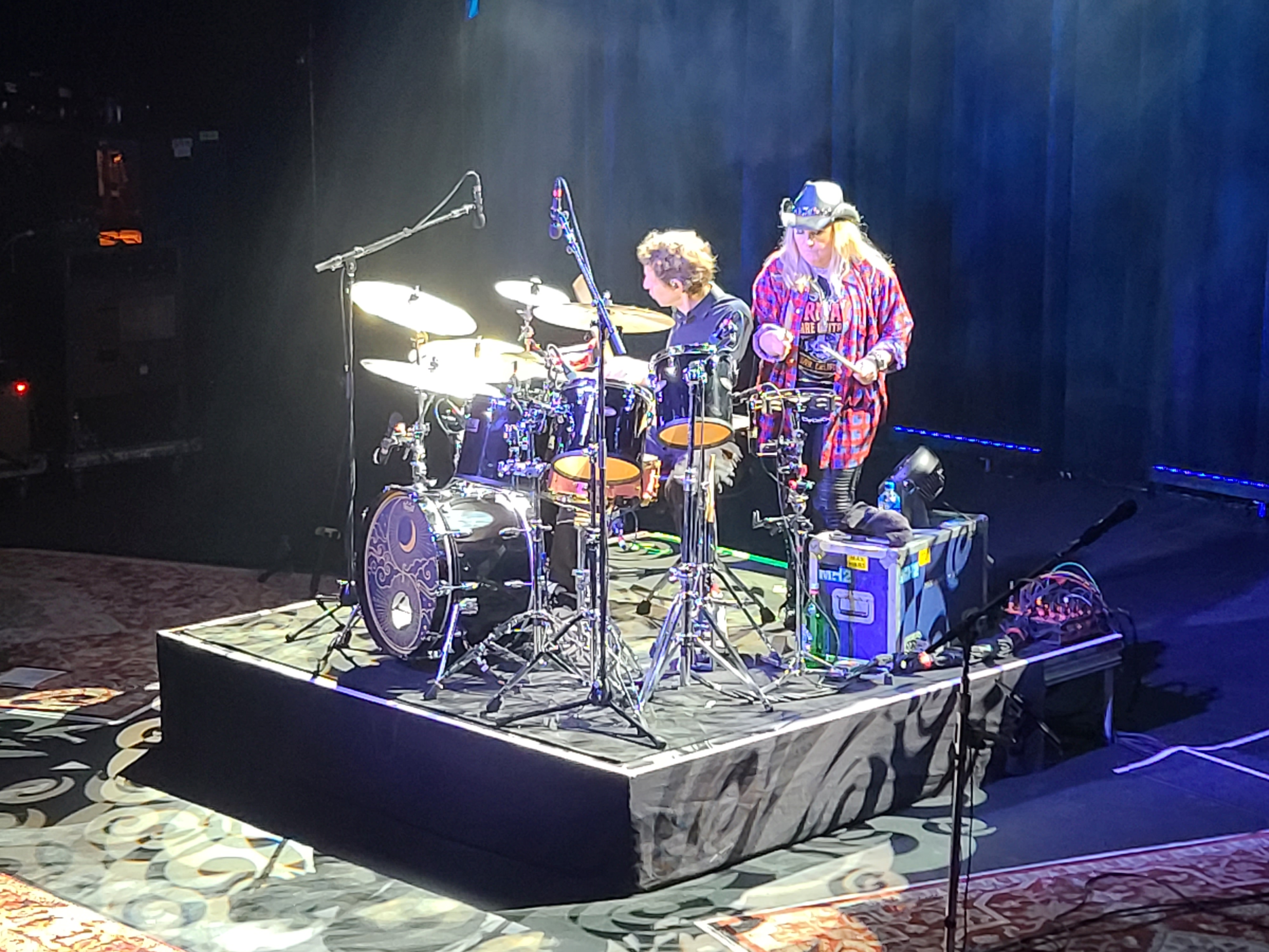 Melissa Etheridge was joined by Eric Gardner on drums, Eric Kertes on bass and Max Hart on guitar, keyboard and backup vocals.