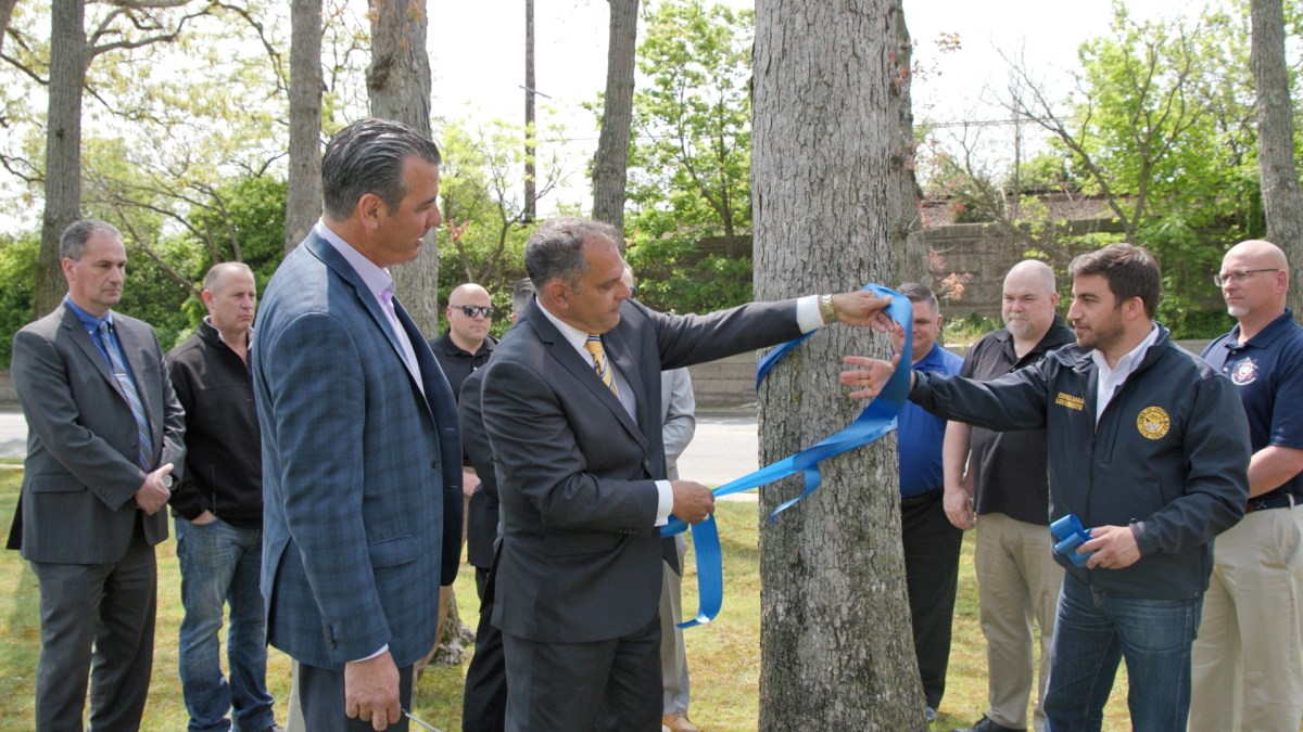Oyster Bay announced "Back the Blue" Ribbon Campaign to support local police officers