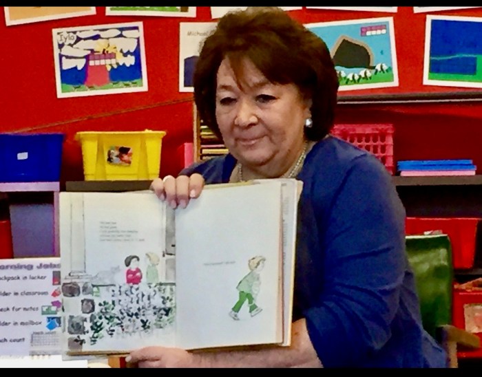 Board of Education Vice President Donna Peirez reading to students.
